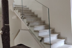 Parapetto scala con borchie acciaio e vetro - Pianoro