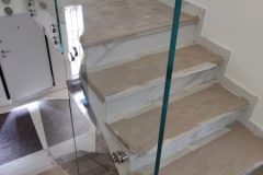 Parapetto scala con borchie acciaio e vetro - Pianoro