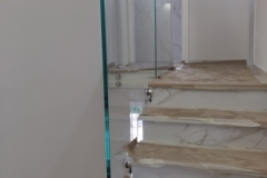Parapetto scala con borchie acciaio e vetro - Pianoro